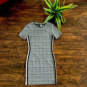 H&M WOMEN’S SIZE S Sporty plaid mini dress 🏁❤️
